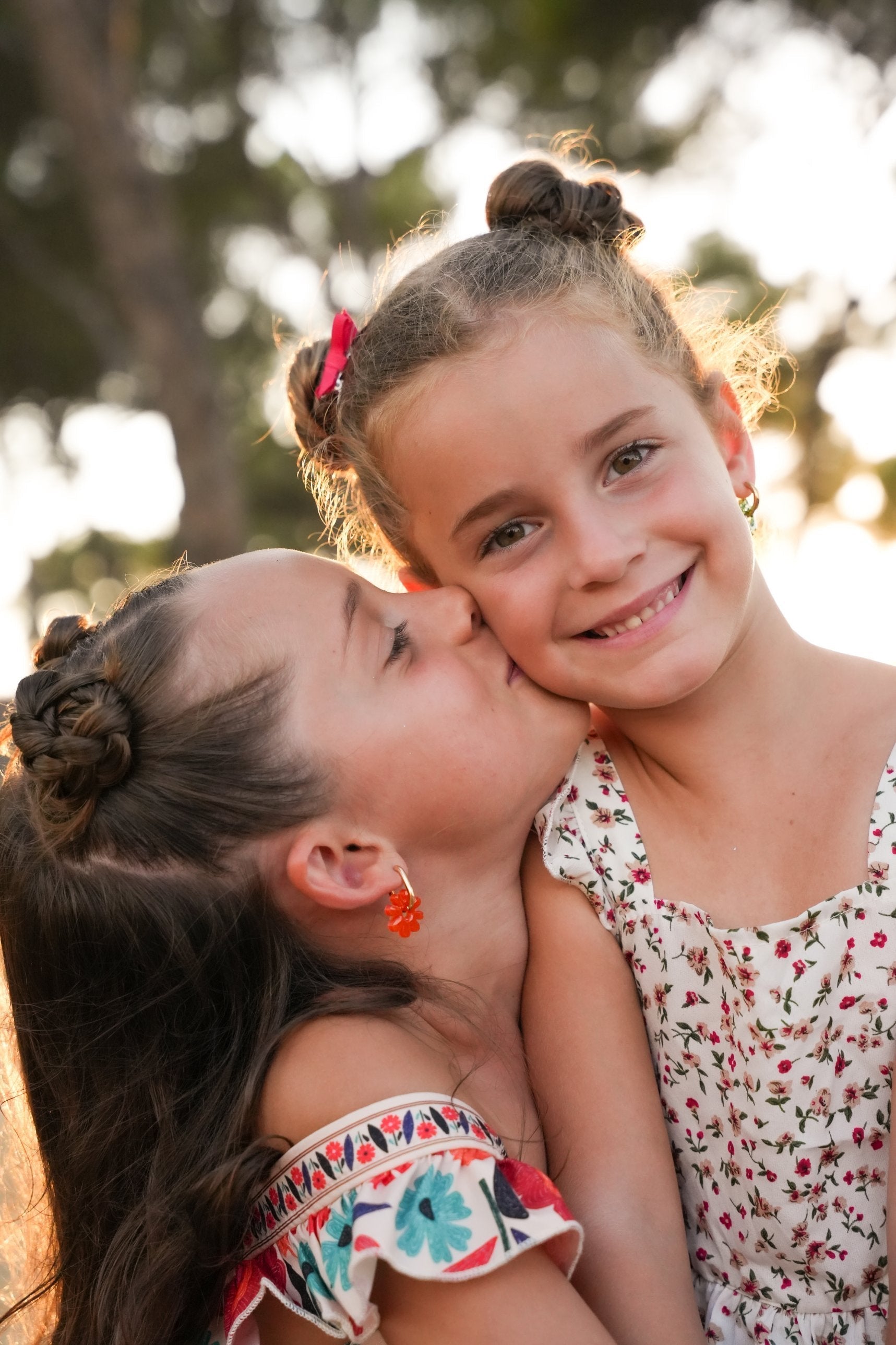 Deux soeurs qui se font un bisou, avec des créoles ChachOu