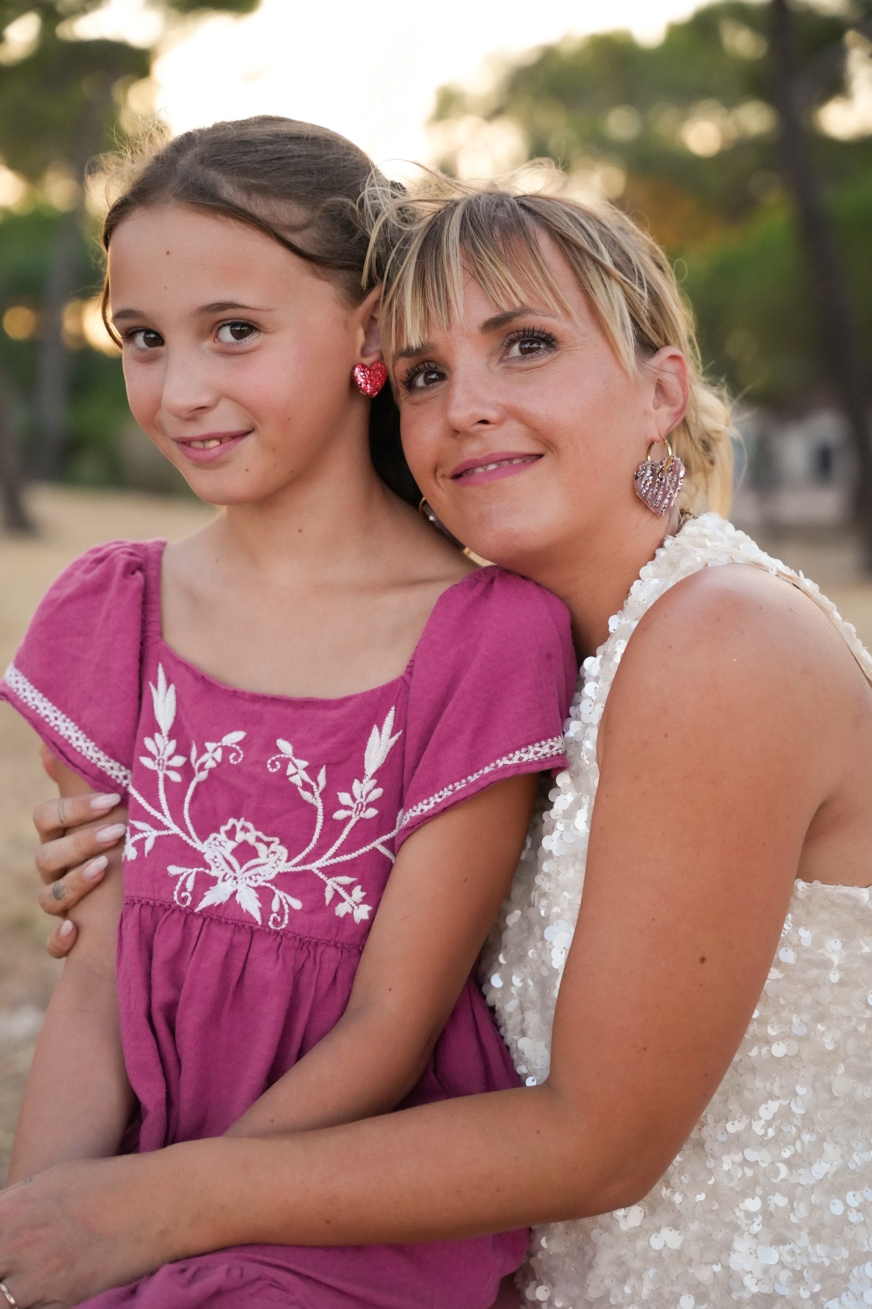 Une maman et sa fille portant des boucles d'oreilles coeur