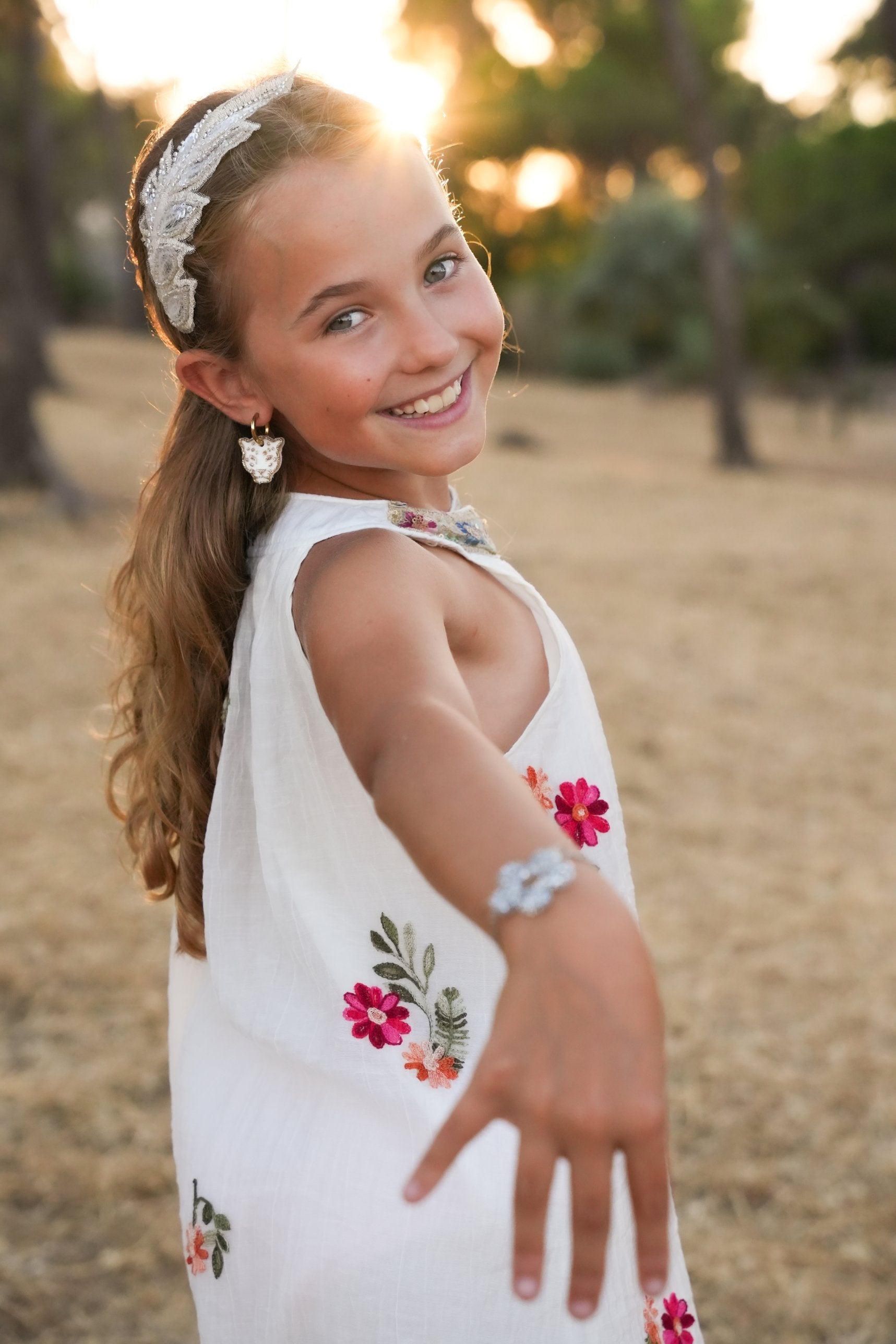 Fillette portant un bracelet fleur et un charm léopard